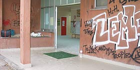 Vandali in azione alle elementari della Cunetta
